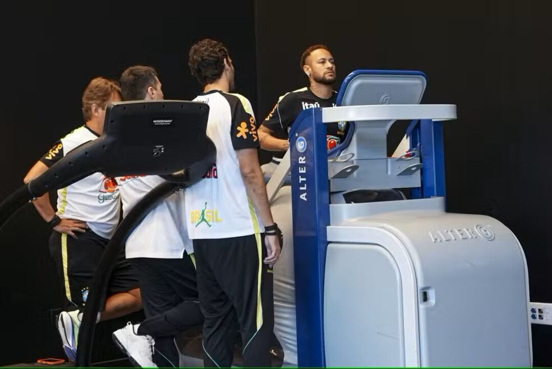 Neymar faz fisioterapia