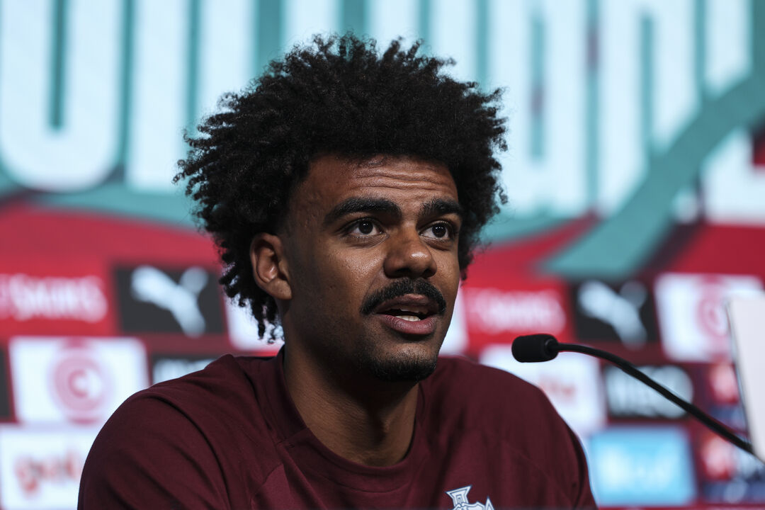 Renato Veiga na sala de imprensa do Cidade do Futebol