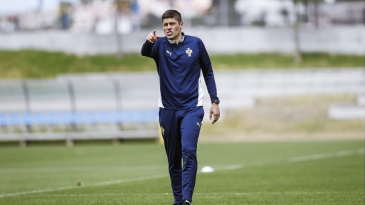 Francisco Neto lidera treino da Seleção feminina para o desafio com a Finlândia