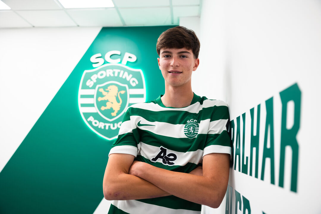 Alexandre Rosado assina contrato profissional com o Sporting