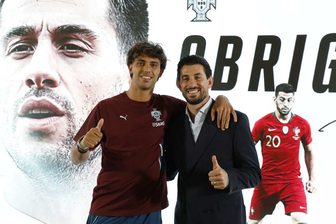 Pizzi com João Félix na homenagem na Cidade do Futebol