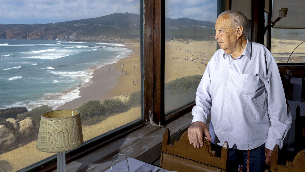 António Muchaxo, 96 anos, tem um novo livro de de visitas por estrear, à espera de um visitante ilustre