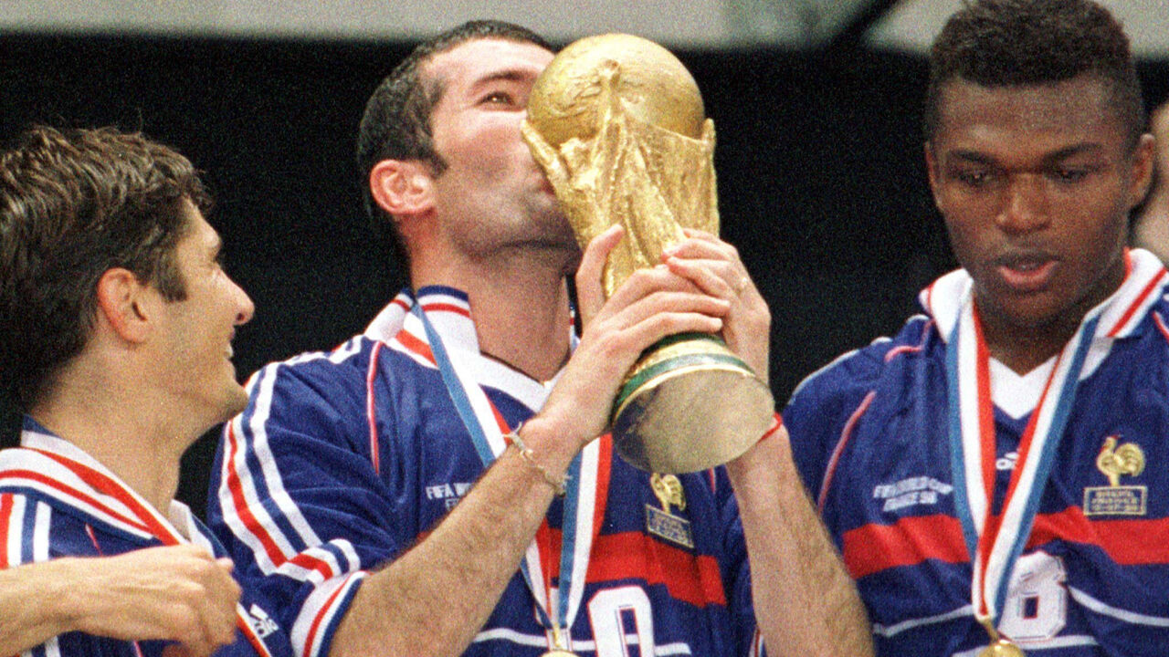 Zidane festeja a conquista do Mundial'1998 pela seleção francesa