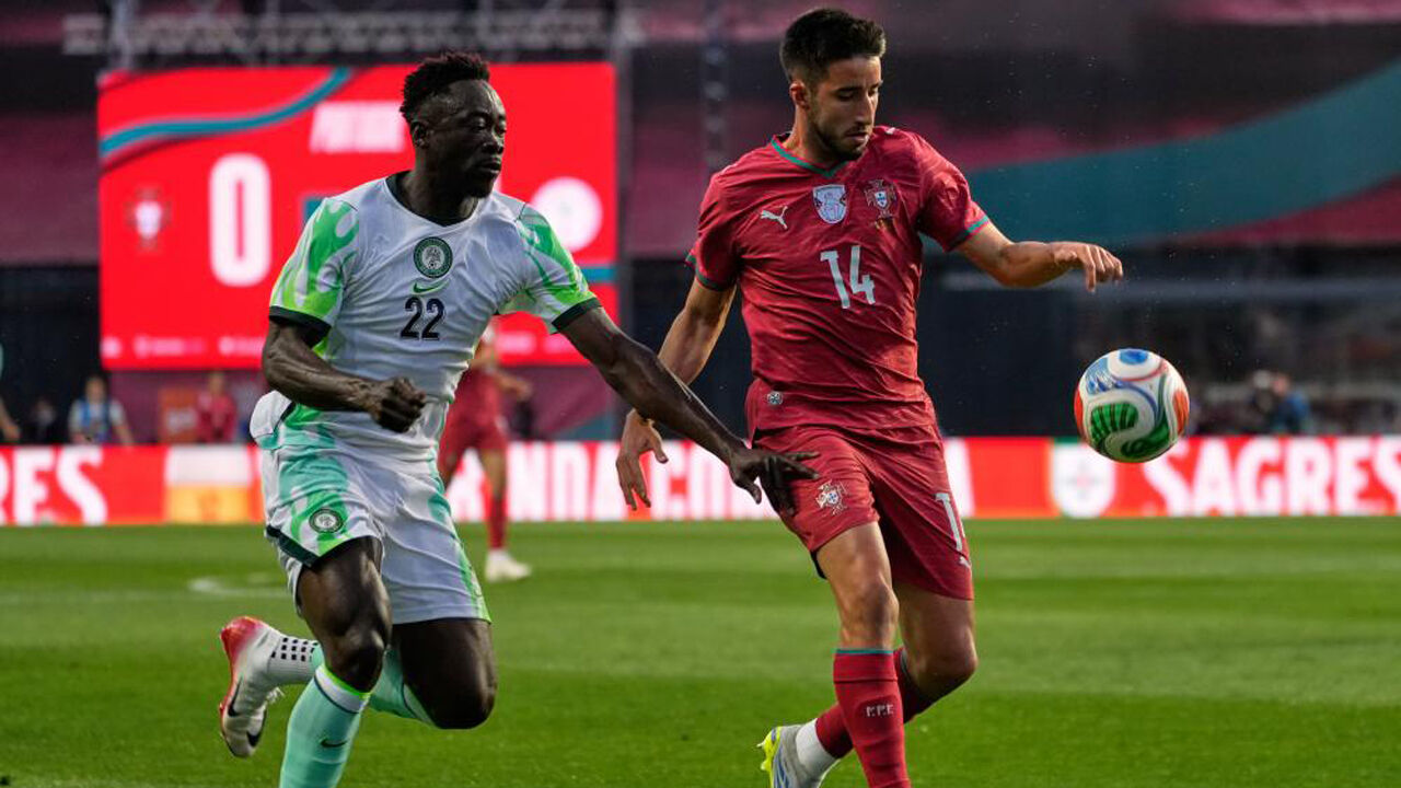 Os jogadores em ação durante o Portugal-Nigéria