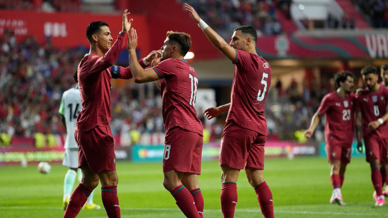 Diogo Dalot (à direita) festeja com Cristiano Ronaldo e Pedro Neto