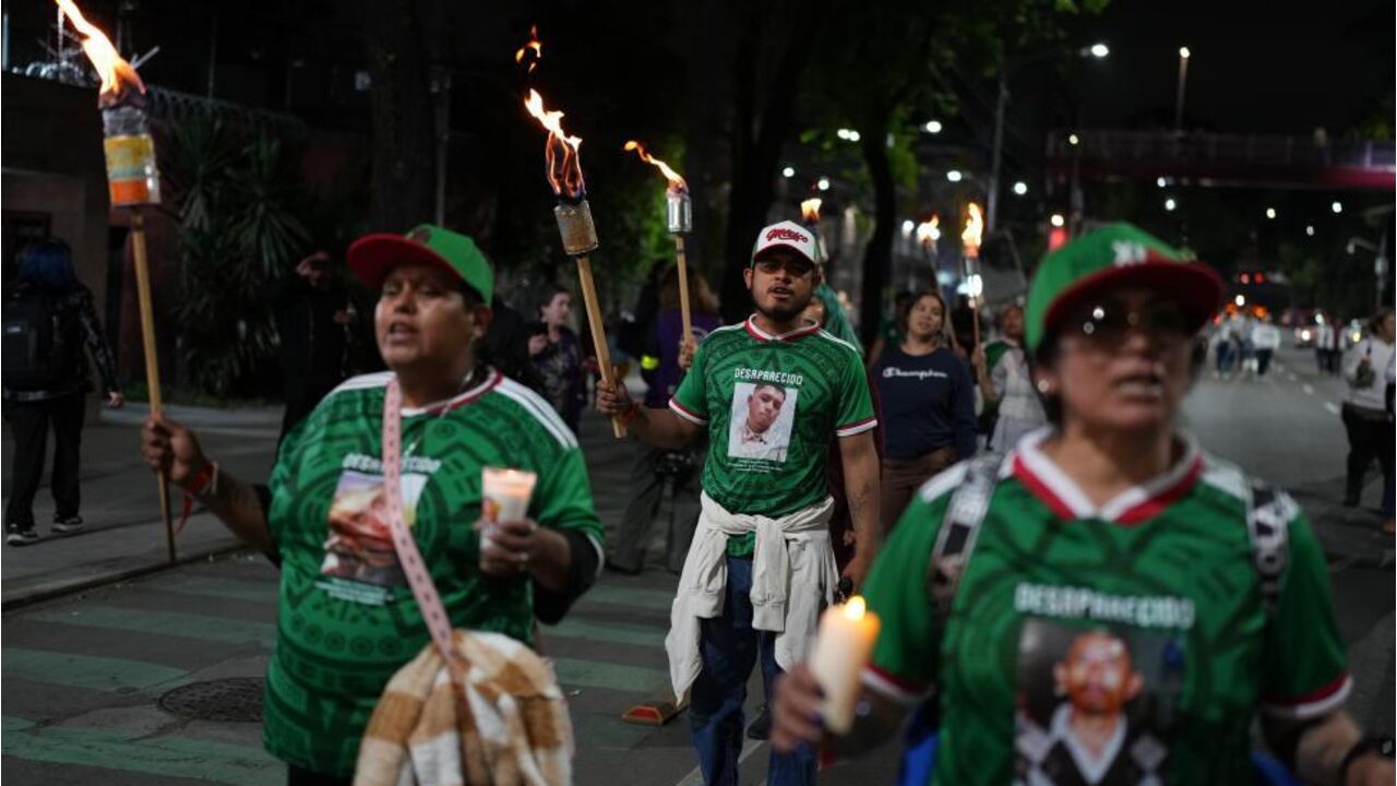 Grupos compostos por famílias de pessoas desaparecidas, professores, trabalhadores de transportes e agricultores menifestam-se