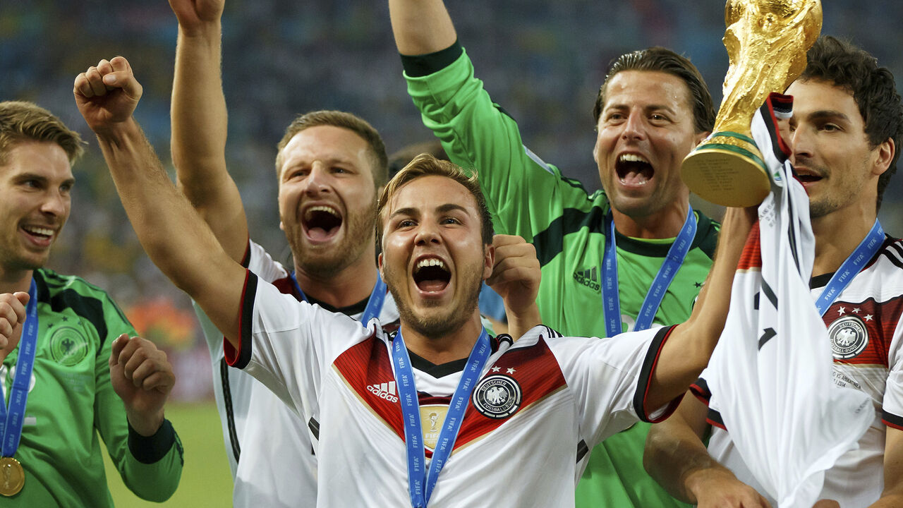 Jogadores alemães levantam o troféu do Mundial'2014