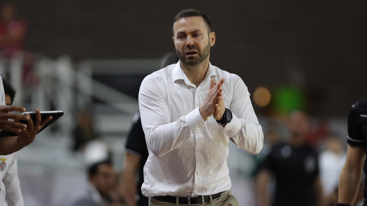 Cassiano Klein reage junto ao banco de suplentes do Benfica
