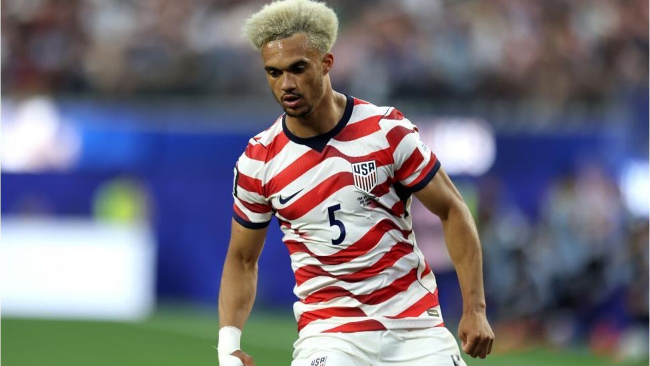 Norte-americano Antonee Robinson, do Fulham, é uma das opções em cima da mesa