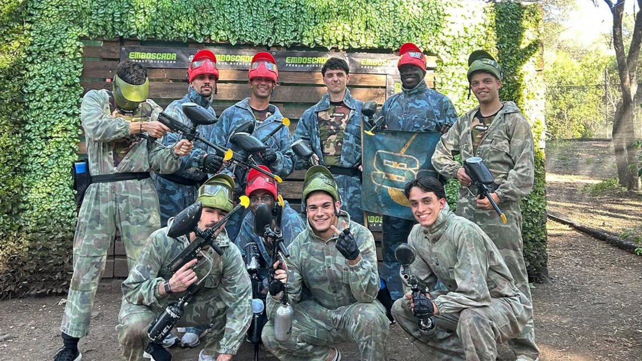 Jogadores do Benfica no paintball