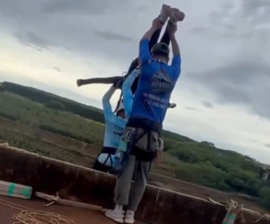 Mulher de 21 anos morre após salto de bungee jump sem estar presa às cordas em São Paulo