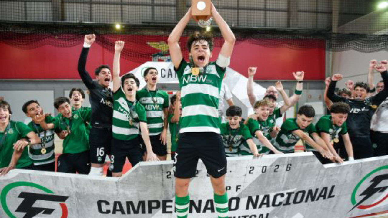 Jovens leões ergueram troféu na casa do rival Benfica