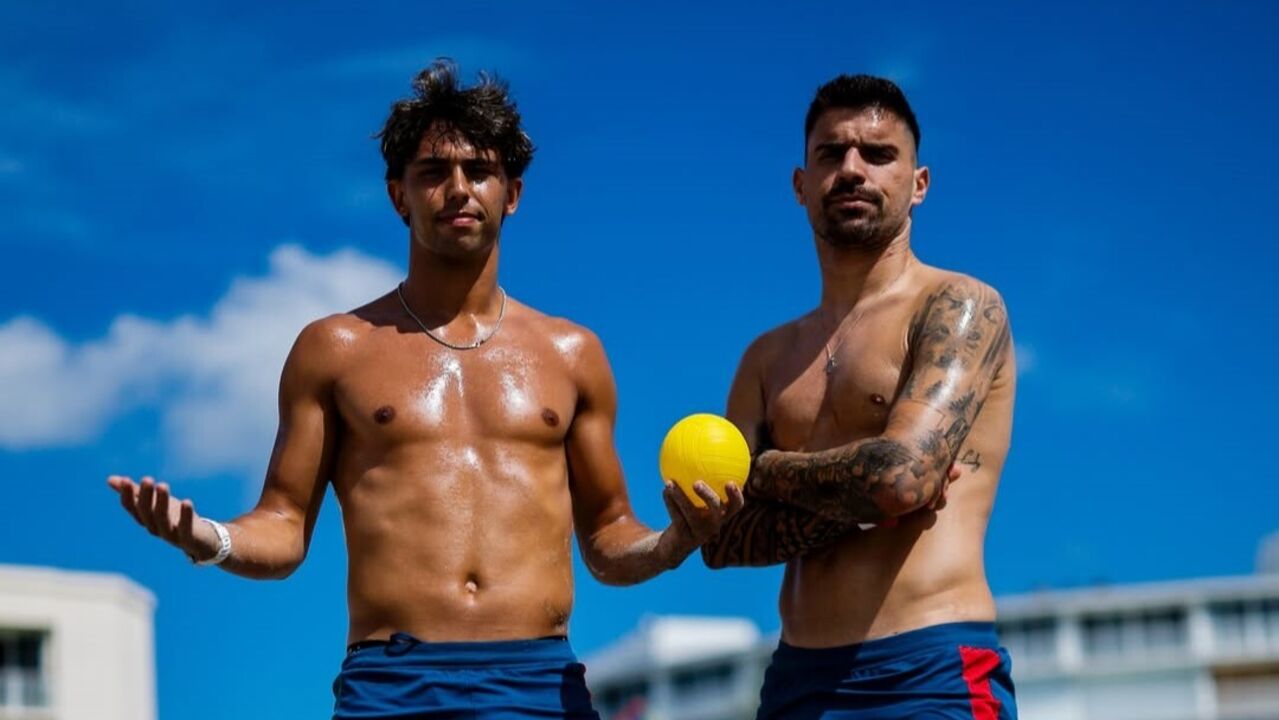 Rúben Neves e João Félix posam  para a fotografia lado a lado na praia