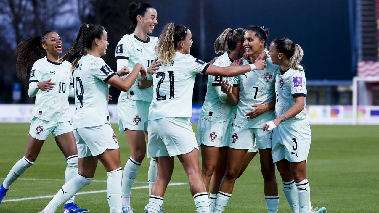 Seleção feminina portuguesa festeja o golo frente à Letónia
