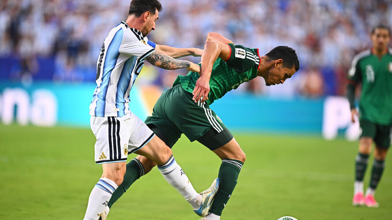 Messi em lance polémico com Aissa Mandi no Argentina-Argélia
