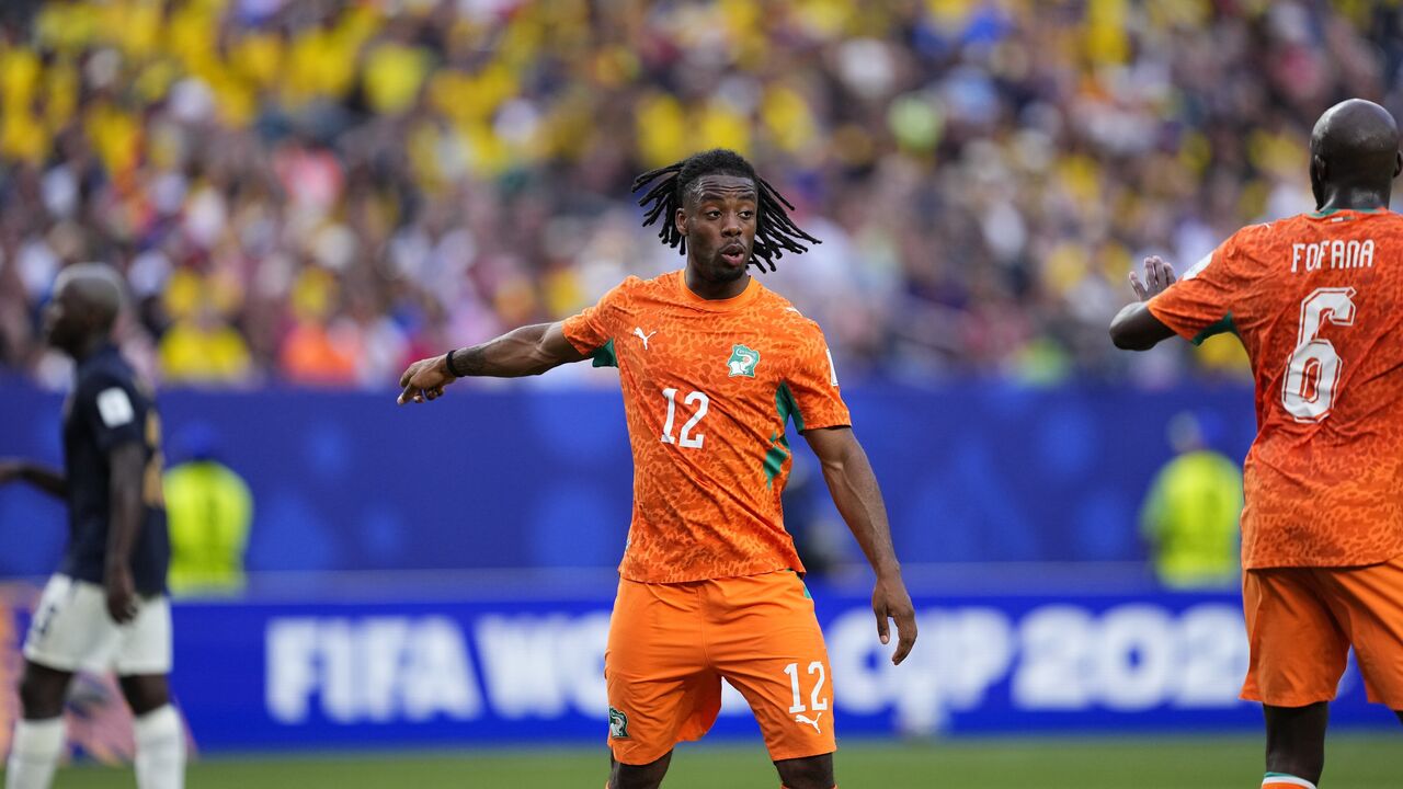 Elye Wahi foi titular diante do Equador