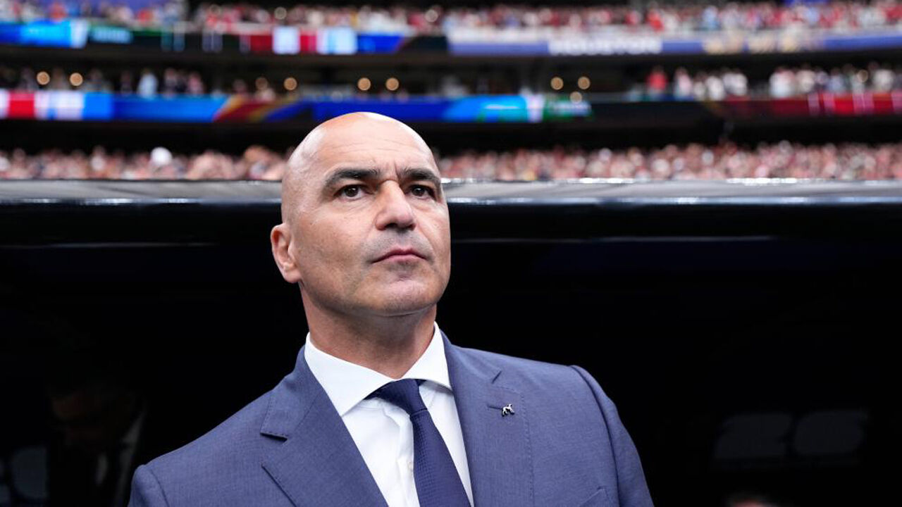 Roberto Martínez junto ao banco de suplentes de Portugal