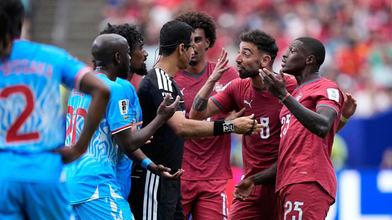 Jogadores da Seleção falam com o árbitro durante o jogo com a RD Congo