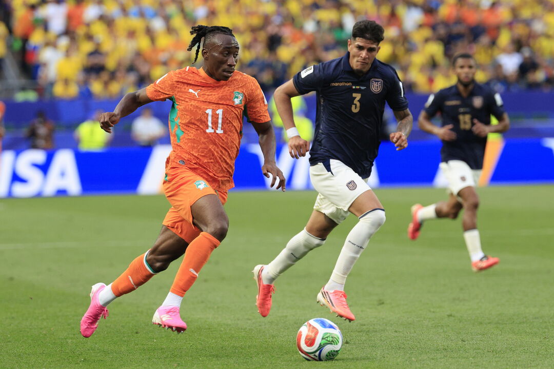 Yan Diomande no jogo com Equador