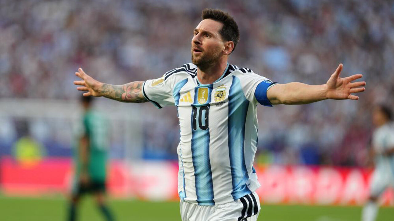 Lionel Messi festeja um dos golos marcados à Argélia