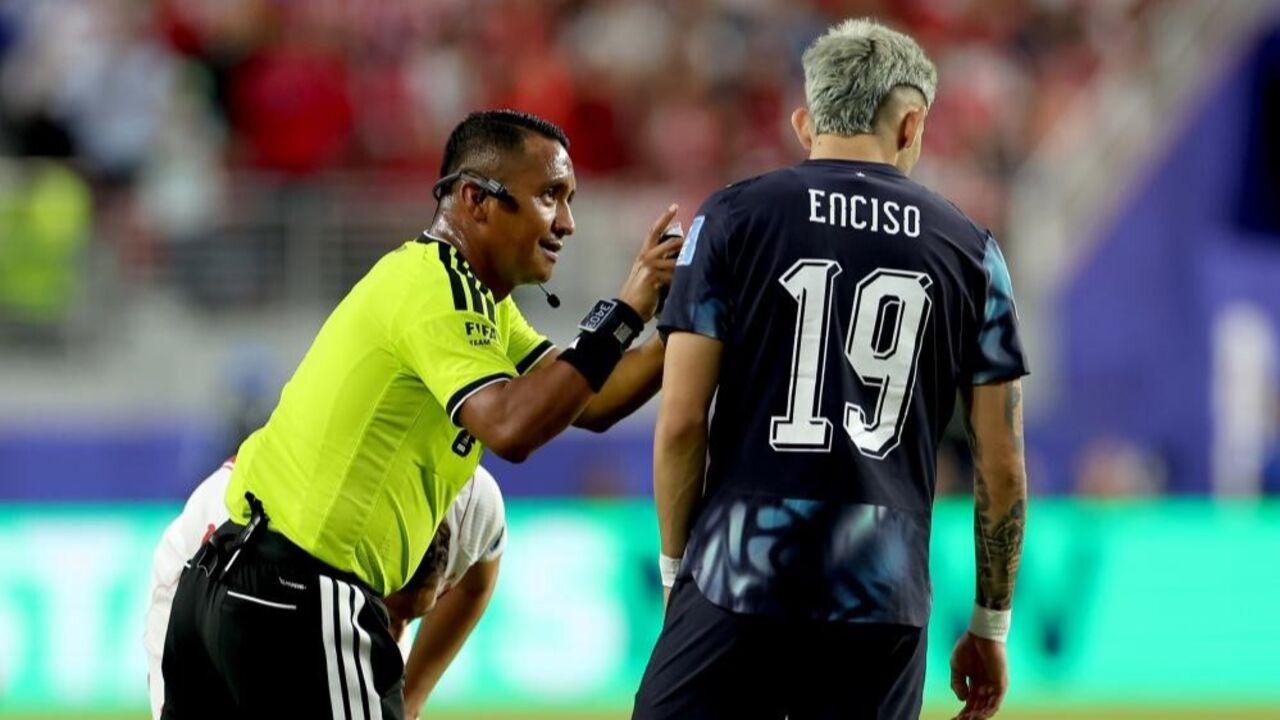 Enciso não gostou da decisão do árbitro