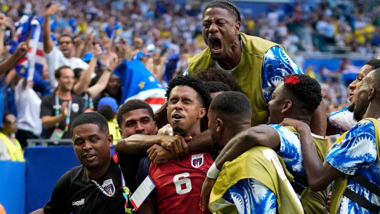 Kevin Pina festeja golo marcado ao Uruguai