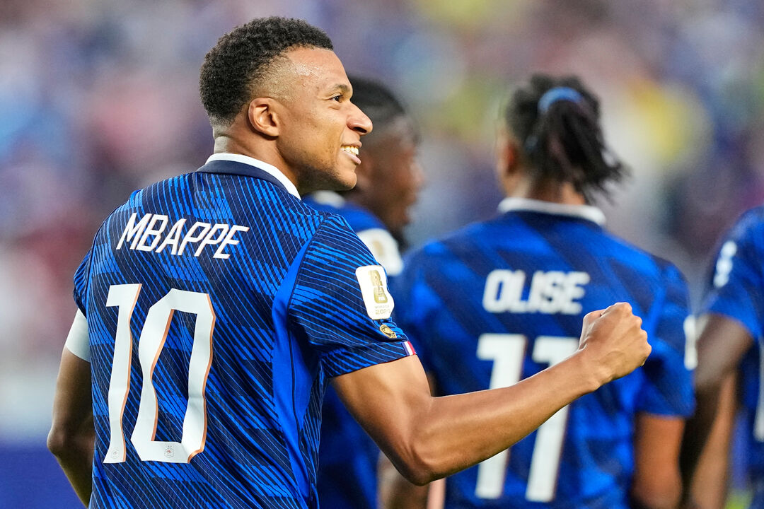 Kylian Mbappé bisou contra o Iraque