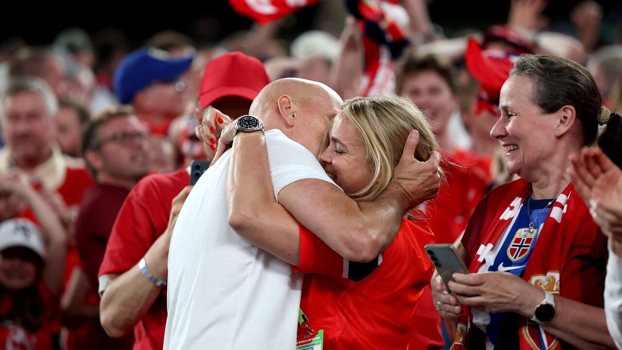 O momento em que Stale Solbakken beijou a mulher Anniken