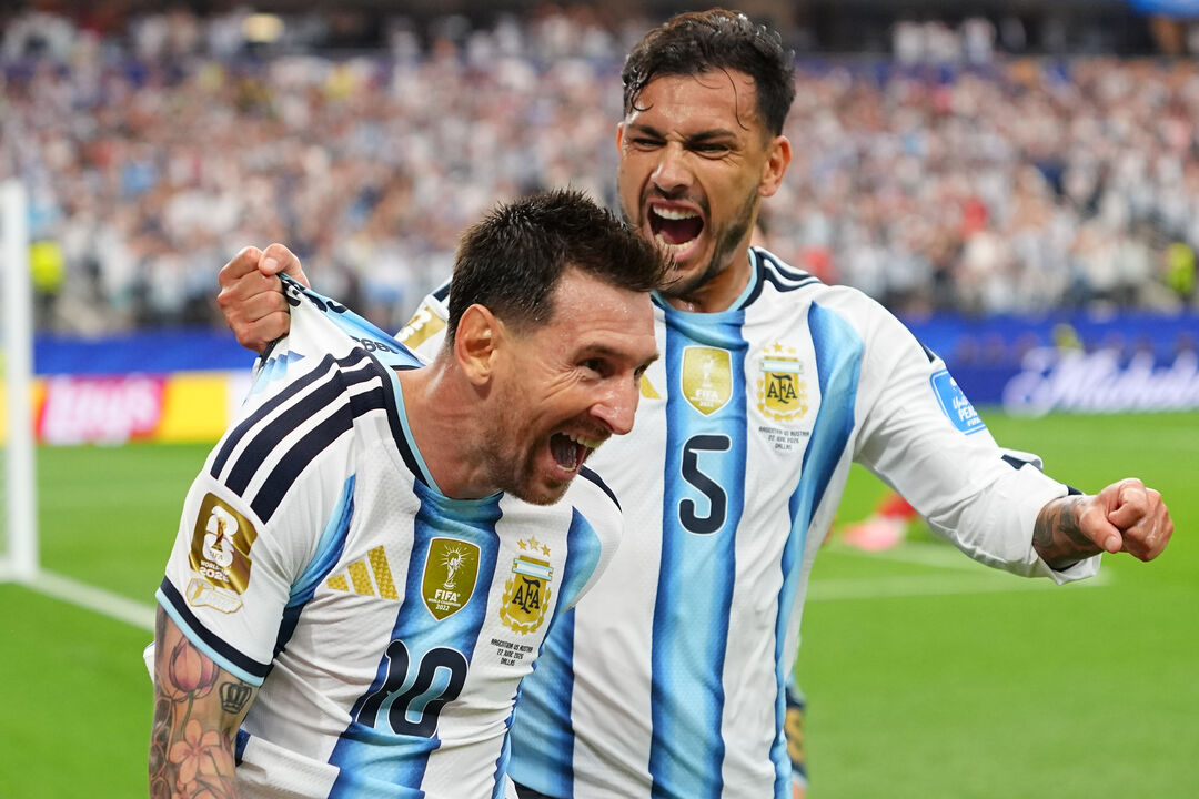 Lionel Messi celebra com Leandro Paredes