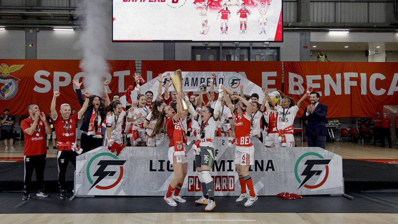 Maria Inês e Raquel Santos levantam a Taça 