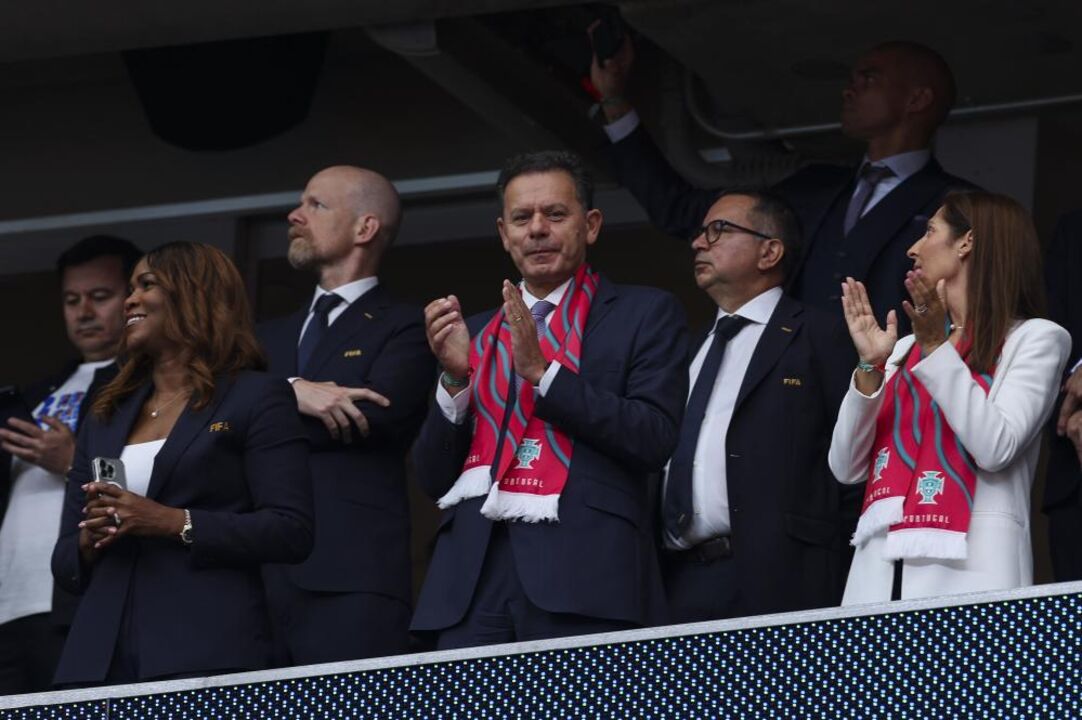 Luís Montenegro a assistir ao Portugal-Uzbequistão