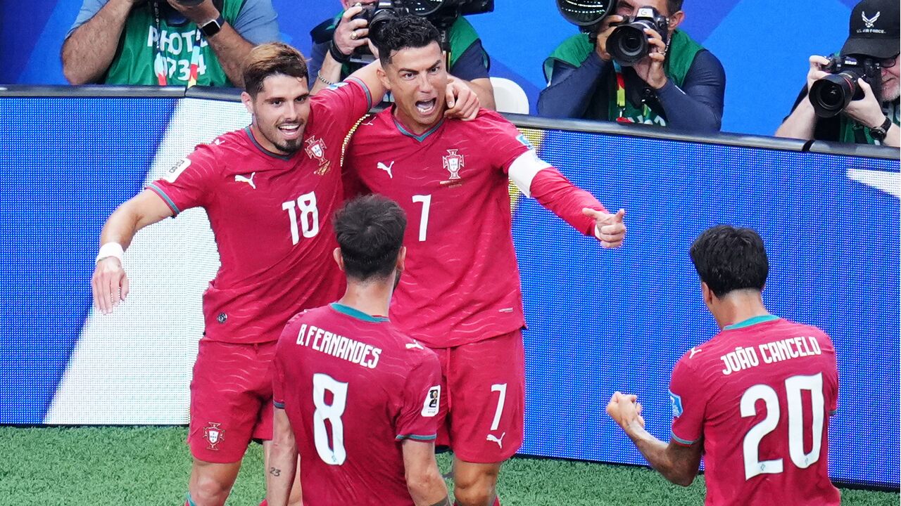 Cristiano Ronaldo celebra com Pedro Neto, Bruno Fernandes e João Cancelo