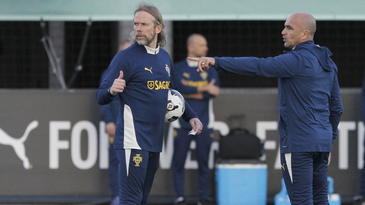 Austin MacPhee (à esquerd) trabalha com Roberto Martínez (à direita) desde o ano passado