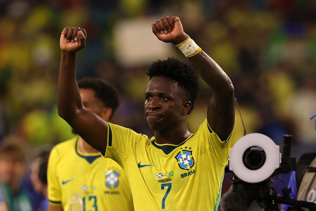 Vinícius Jr. bisou contra a Escócia