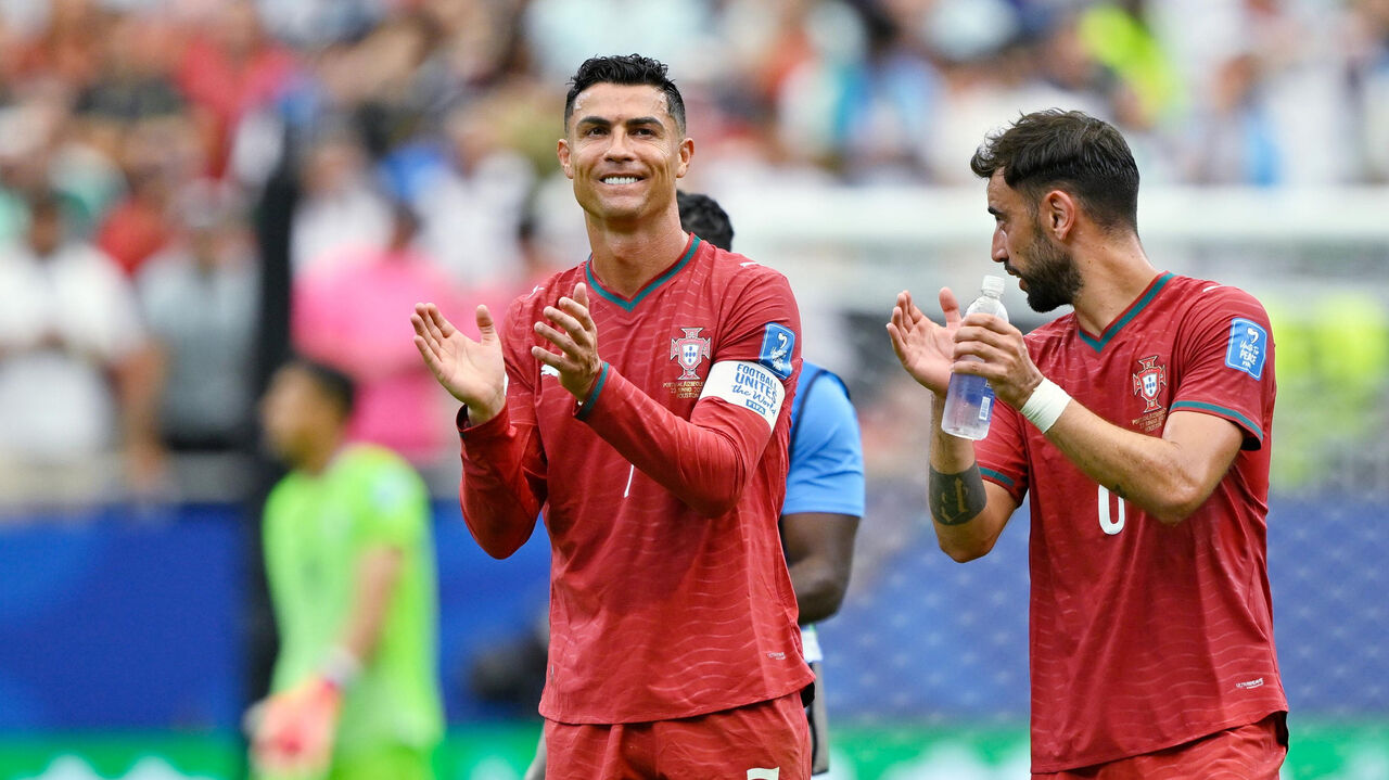 Cristiano Ronaldo e Bruno Fernandes após a goleada ao Uzbequistão