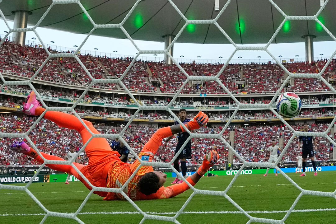 Muslera  ficou mal na fotografia frente à seleção espanhola