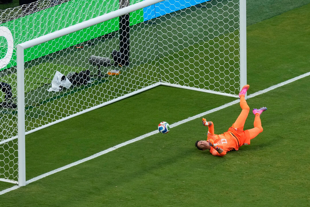 Muslera deu 'frango' frente a Espanha