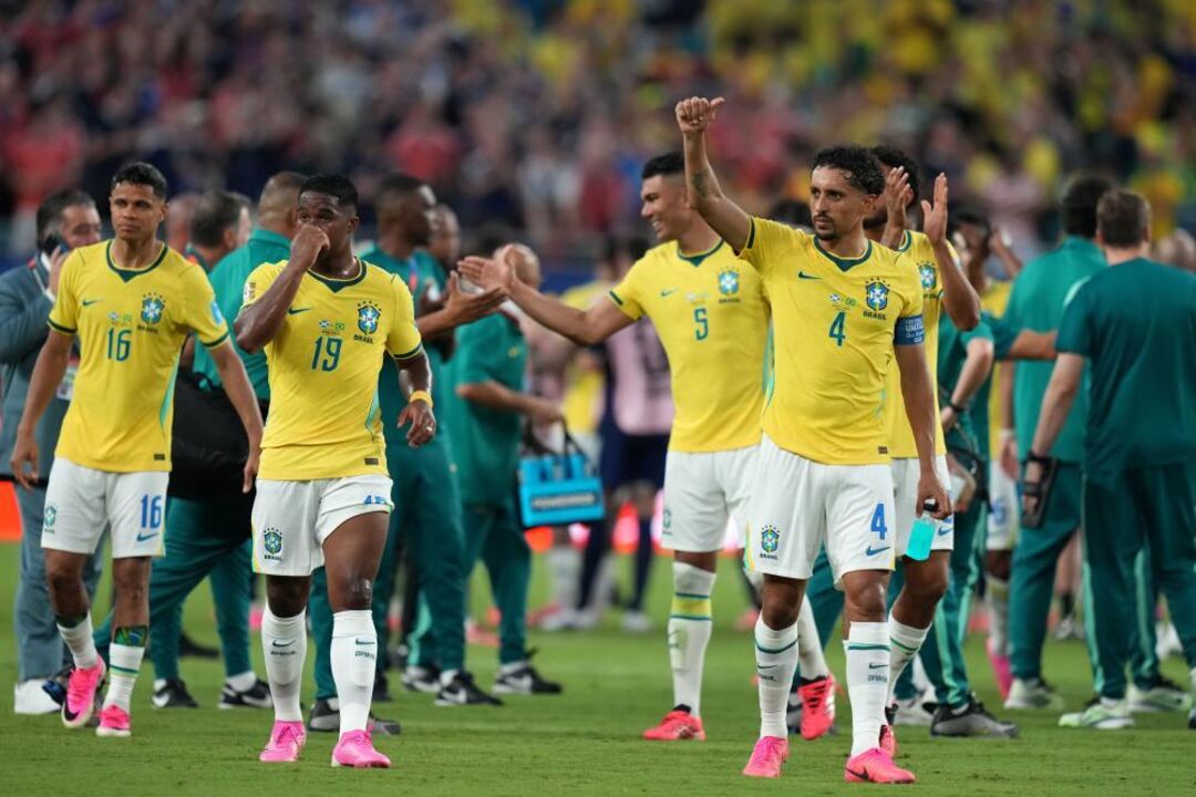 Jogadores brasileros a festejar frente à Escócia