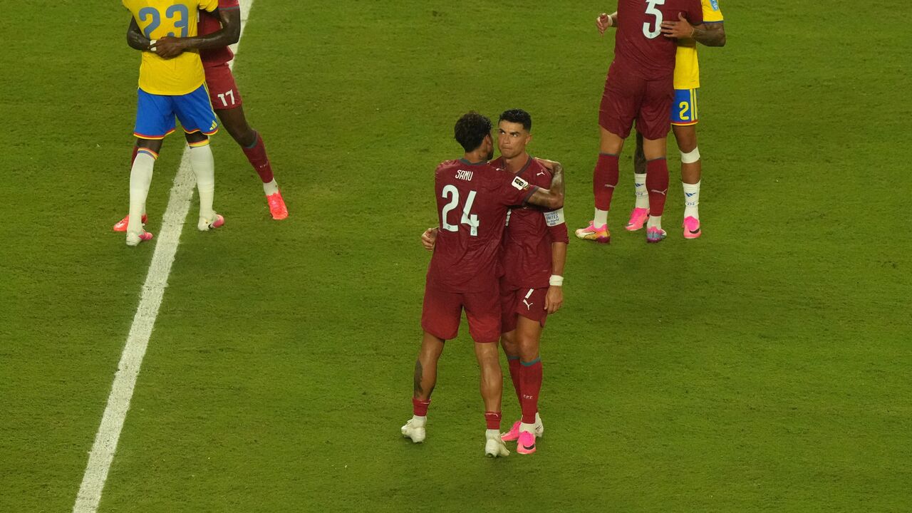 Samu Costa cumprimenta Cristiano Ronaldo no final do Colômbia-Portugal
