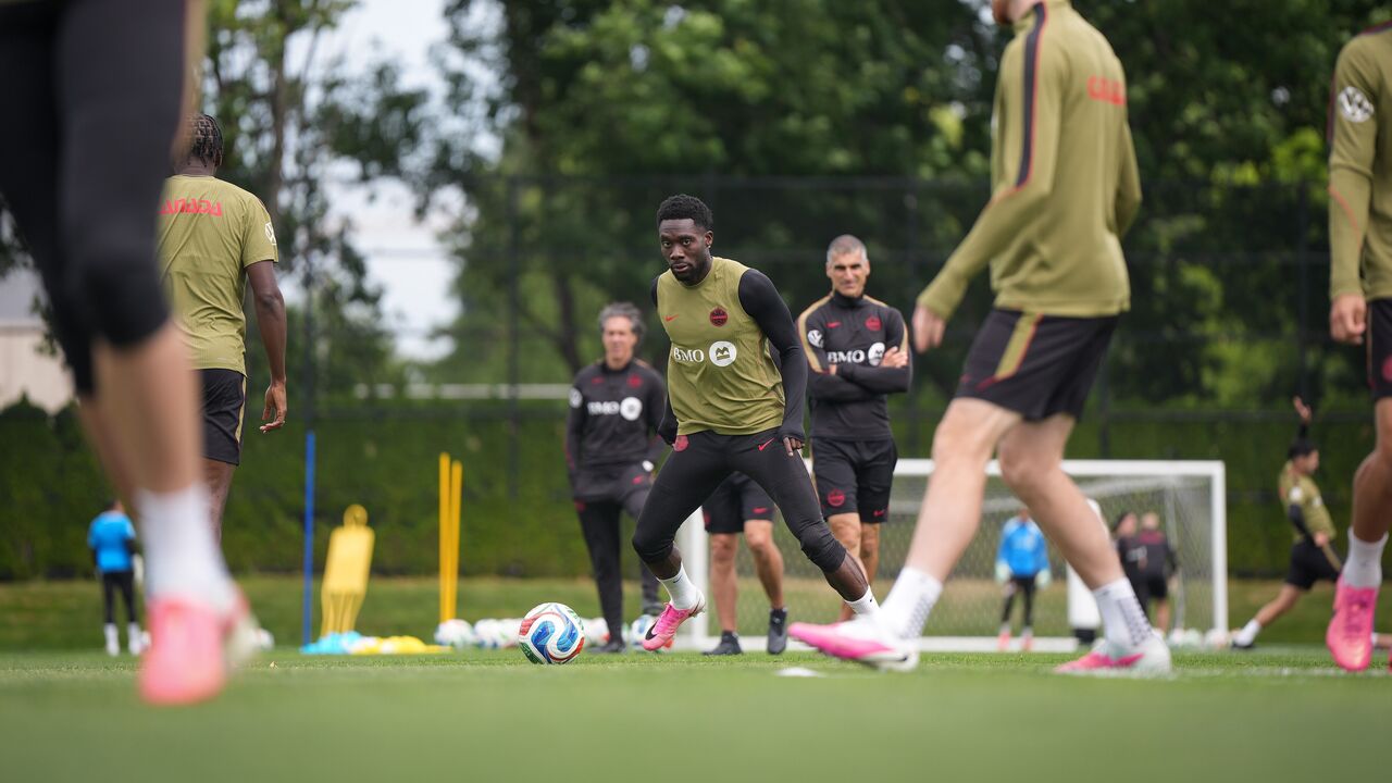 Alphonso Davies durante o treino da seleção canadiana