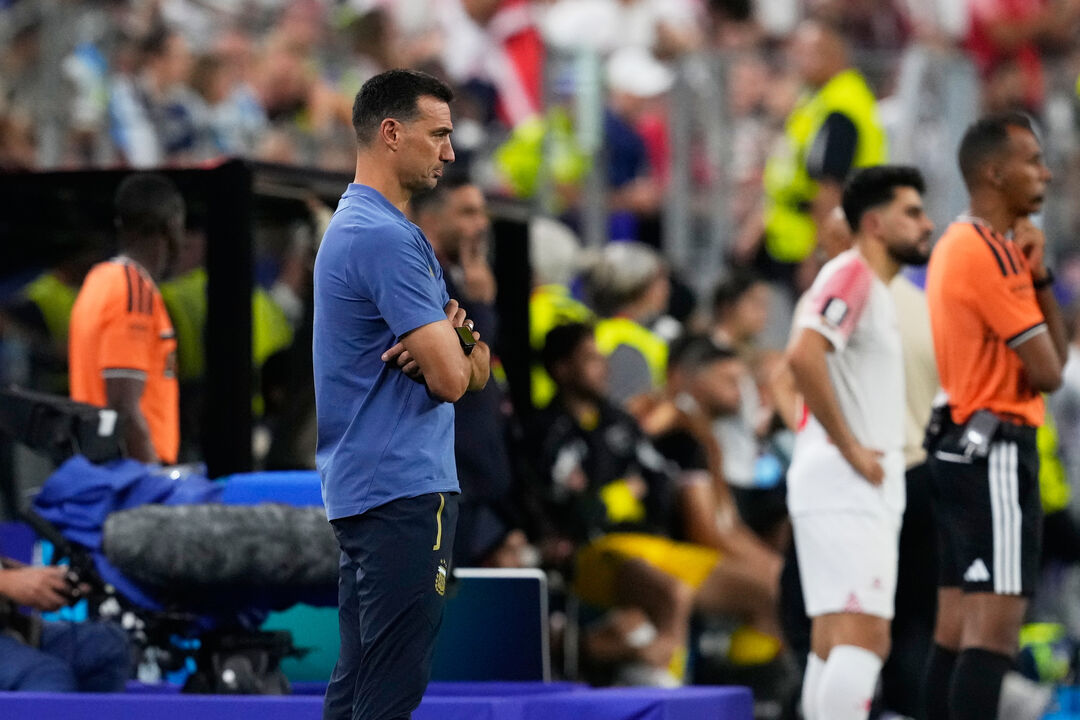 Scaloni durante o jogo com a Jordânia