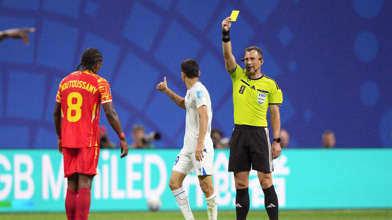 Árbitro Felix Zwayer mostra amarelo no Congo-Uzbequistão