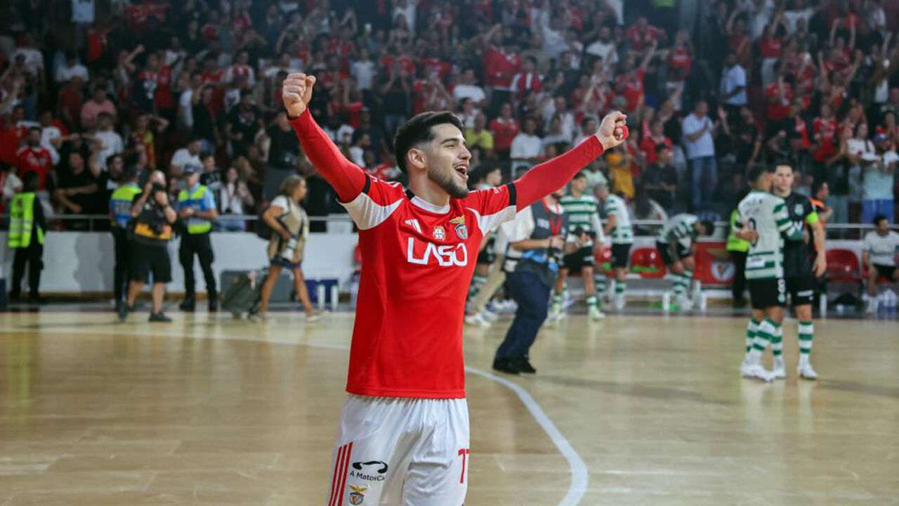 Carlinhos festeja após o título de futsal do Benfica
