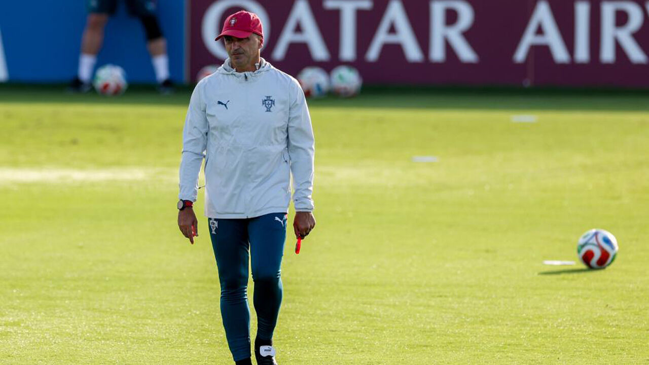 Roberto Martínez observa atento durante um treino da Seleção Nacional
