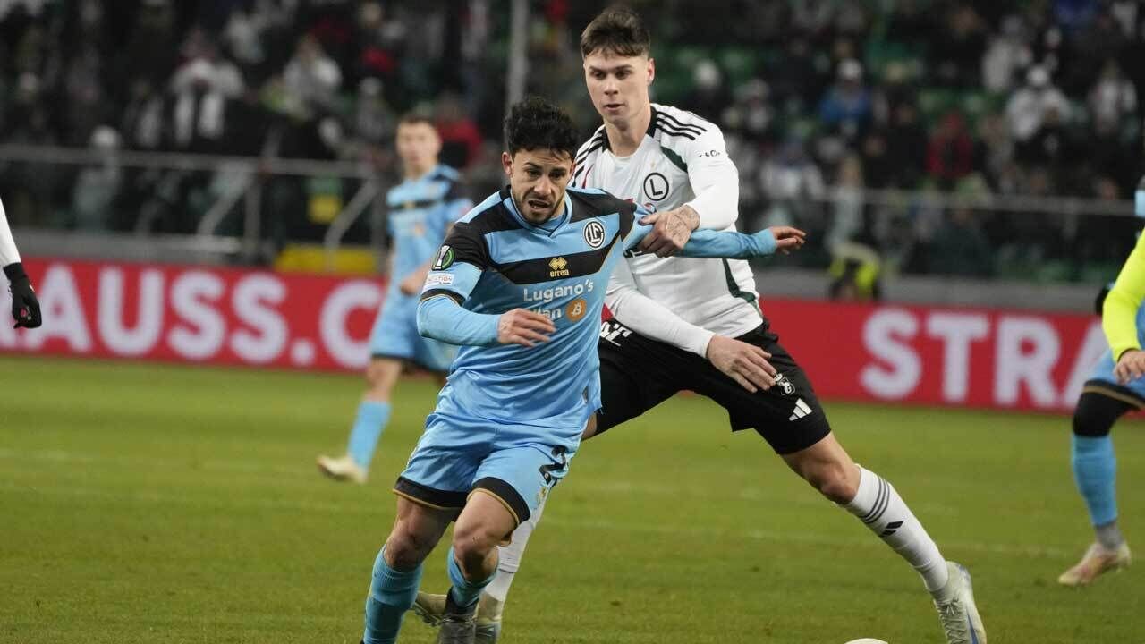 Sergio Barcia (à direita) representa o Legia Varsóvia