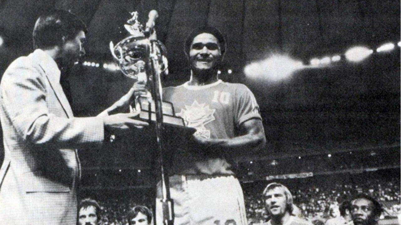 Eusébio com o troféu da NASL em 1976