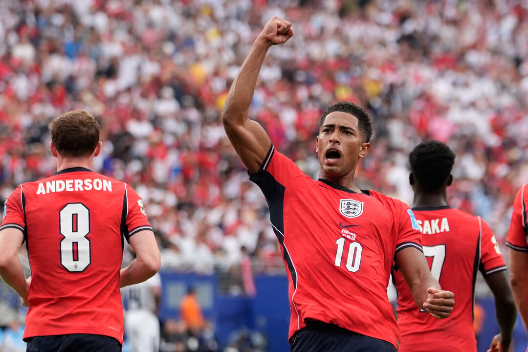 Jude Bellingham celebra ao serviço da seleção inglesa