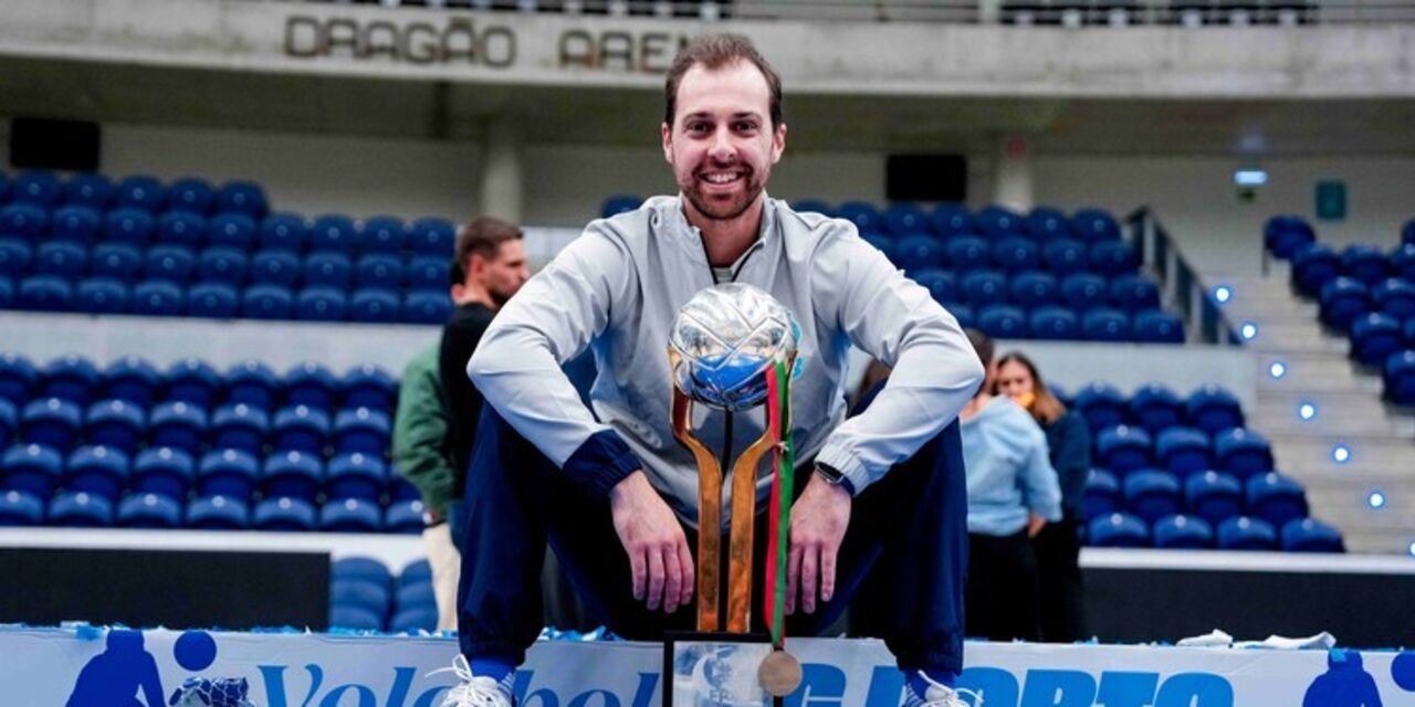 Miguel Coelho com o título de campeão nacional 