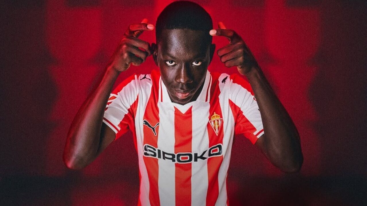 Amadou Coundoul com a camisola do Sp. Gijón