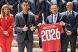 O primeiro-ministro, Luis Montenegro (2-D), ladeado pela ministra da Cultura, Juventude e Desporto, Margarida Balseiro Lopes, por Cristiano Ronaldo (2-E) e pelo selecionador nacional, Roberto Martinez (D), recebe uma camisola com o seu nome